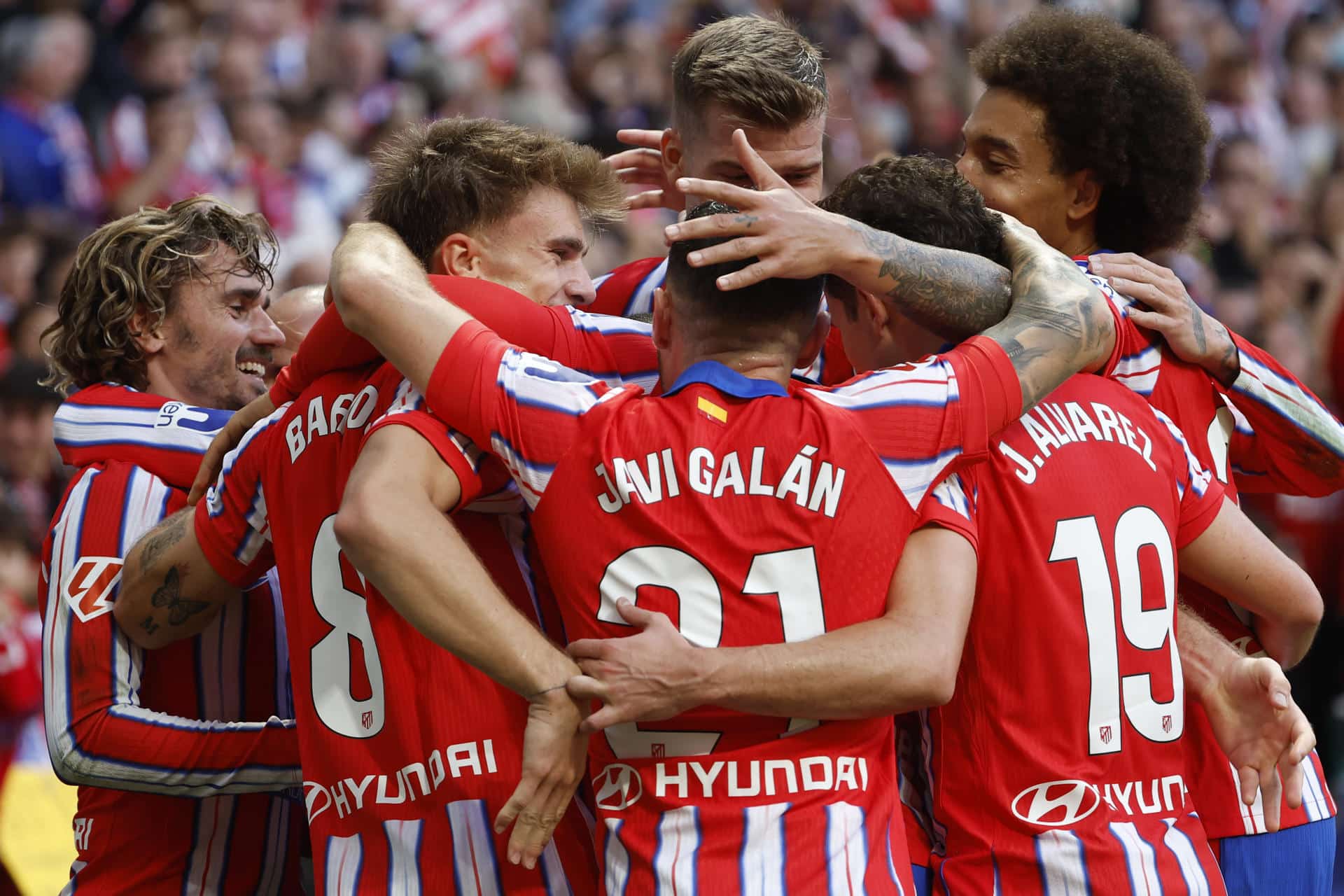 El delantero francés del Atlético de Madrid Antoine Griezmann (i) celebra junto a sus compañeros tras anotar el segundo tanto de su equipo durante el encuentro correspondiente a la décima jornada de LaLiga EA Sports entre el Atlético de Madrid y el CD Leganés disputado este domingo en el estadio Metropolitano de Madrid. EFE/ Chema Moya