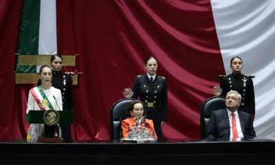 La presidenta de México Claudia Sheinbaum (i) acompañada de presidenta de la Cámara de Diputados, Ifigenia Martínez (c) y el mandatario saliente, Andrés Manuel López Obrador (d), (2018-2024), durante la toma protesta en la Cámara de Diputados este martes en la Ciudad de México (México). EFE/José Méndez