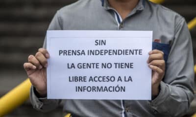 Fotografía de archivo de una persona que sostiene un cartel en una protesta en la Plaza de los Derechos Humanos en contra del Gobierno, en Ciudad de Guatemala (Guatemala). EFE/Esteban Biba