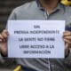 Fotografía de archivo de una persona que sostiene un cartel en una protesta en la Plaza de los Derechos Humanos en contra del Gobierno, en Ciudad de Guatemala (Guatemala). EFE/Esteban Biba