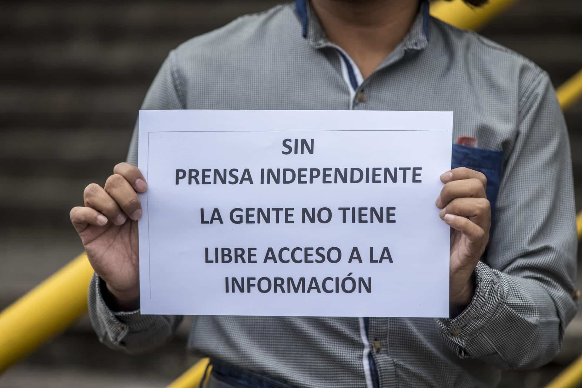 Fotografía de archivo de una persona que sostiene un cartel en una protesta en la Plaza de los Derechos Humanos en contra del Gobierno, en Ciudad de Guatemala (Guatemala). EFE/Esteban Biba