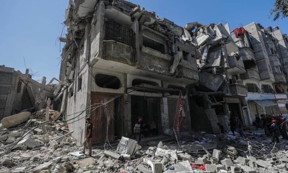 Una casa destruida tras un ataque aéreo israelí en el campo de refugiados de Al Bureij, en el centro de la Franja de Gaza, el 8 de octubre de 2024. EFE/EPA/MOHAMMED SABER