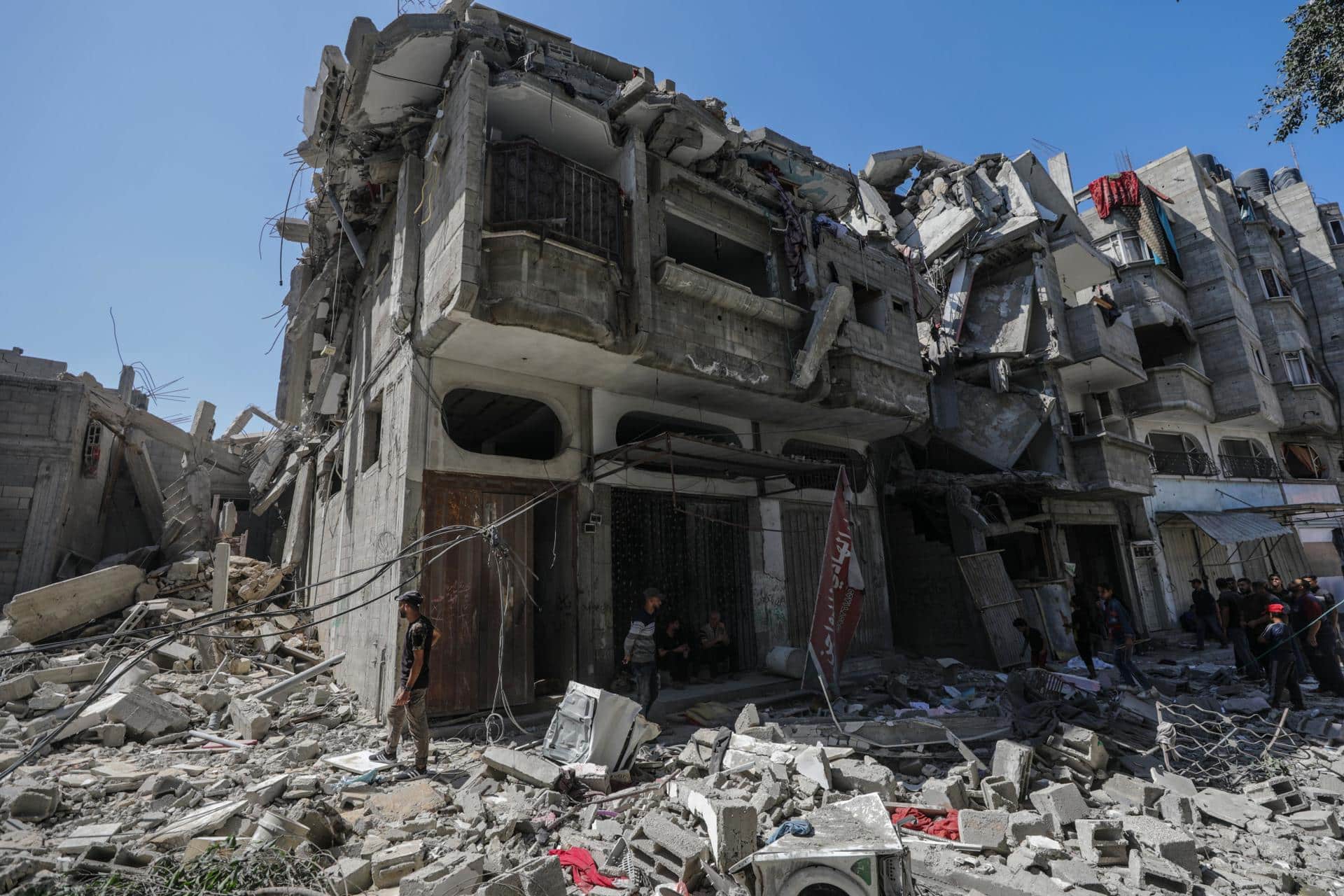 Una casa destruida tras un ataque aéreo israelí en el campo de refugiados de Al Bureij, en el centro de la Franja de Gaza, el 8 de octubre de 2024. EFE/EPA/MOHAMMED SABER