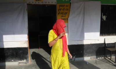 Una mujer sale de un colegio electoral tras emitir su voto en las elecciones a la asamblea del estado de Haryana, en Faridabad, India, el 05 de octubre de 2024. 
 EFE/EPA/RAJAT GUPTA