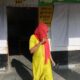 Una mujer sale de un colegio electoral tras emitir su voto en las elecciones a la asamblea del estado de Haryana, en Faridabad, India, el 05 de octubre de 2024. 
 EFE/EPA/RAJAT GUPTA