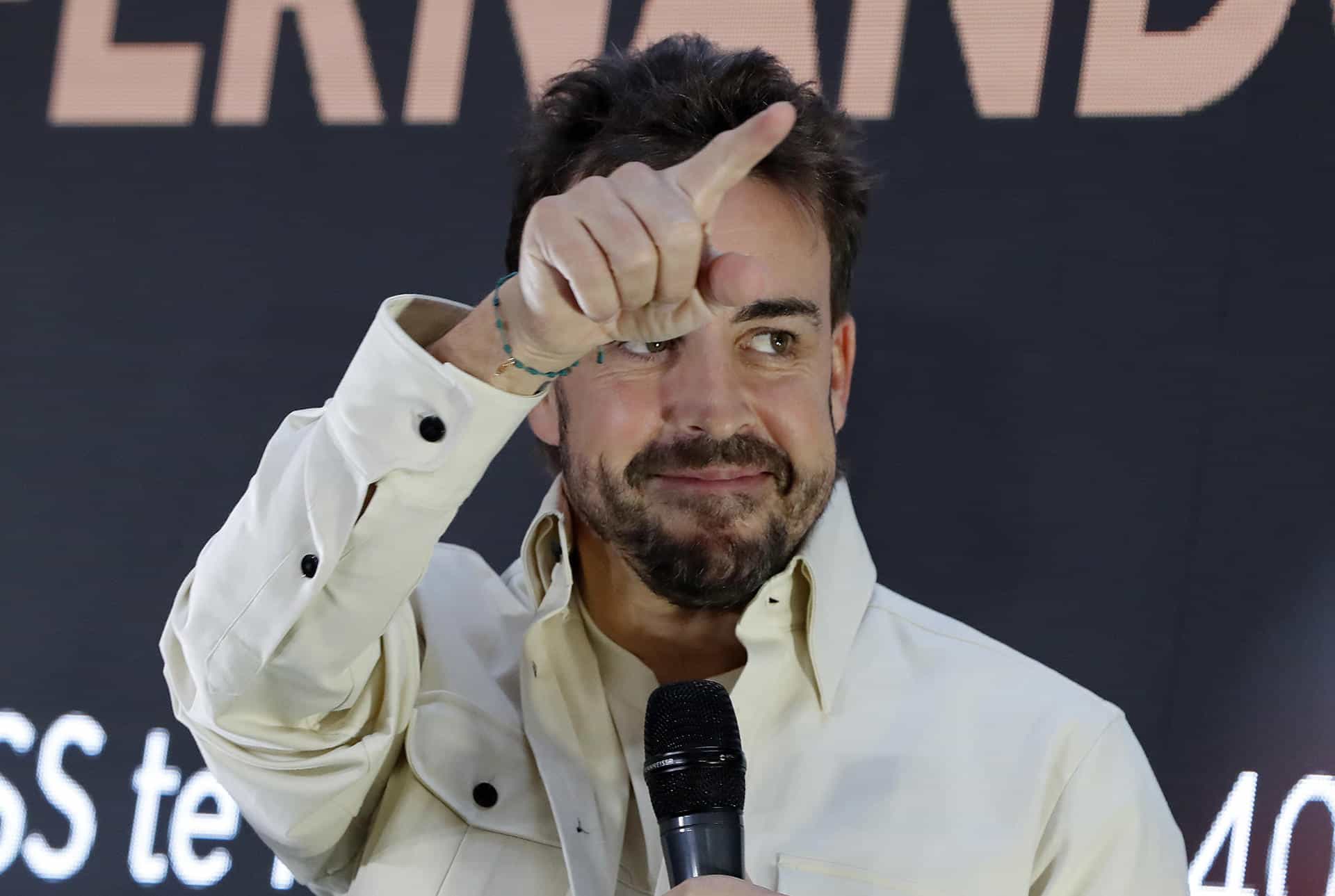 Fernando Alonso, piloto español de la escudería Aston Martin de la Fórmula Uno, saluda a fanáticos durante un acto protocolario este miércoles, en la Ciudad de México (México). EFE/Mario Guzmán