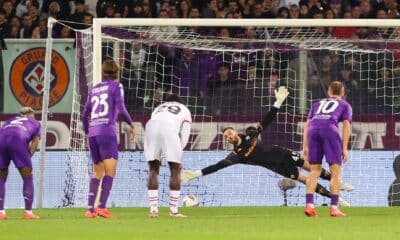 El portero español David de Gea detiene el penalti lanzado por el francés Theo Hernández, el primero de los dos que rechazó durante el partido entre el Fiorentina y el Milán, de la Liga italiana. EFE/EPA/CLAUDIO GIOVANNINI