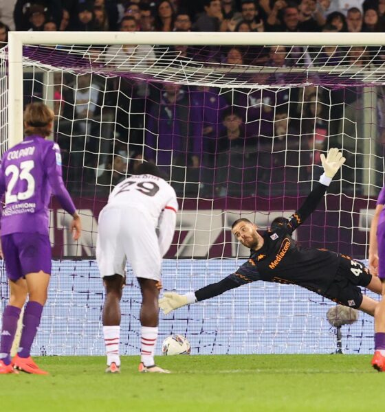 El portero español David de Gea detiene el penalti lanzado por el francés Theo Hernández, el primero de los dos que rechazó durante el partido entre el Fiorentina y el Milán, de la Liga italiana. EFE/EPA/CLAUDIO GIOVANNINI