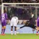 El portero español David de Gea detiene el penalti lanzado por el francés Theo Hernández, el primero de los dos que rechazó durante el partido entre el Fiorentina y el Milán, de la Liga italiana. EFE/EPA/CLAUDIO GIOVANNINI