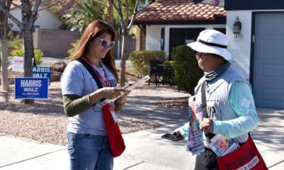 Fotografía del 1 de octubre de 2024 de George Escarero y Perla Puente, miembros de la Unión de Trabajadores Culinarios de Las Vegas, recorriendo un barrio para impulsar el voto por la candidata demócrata Kamala Harris, en Las Vegas (Estados Unidos). EFE/ Mónica Rubalcava