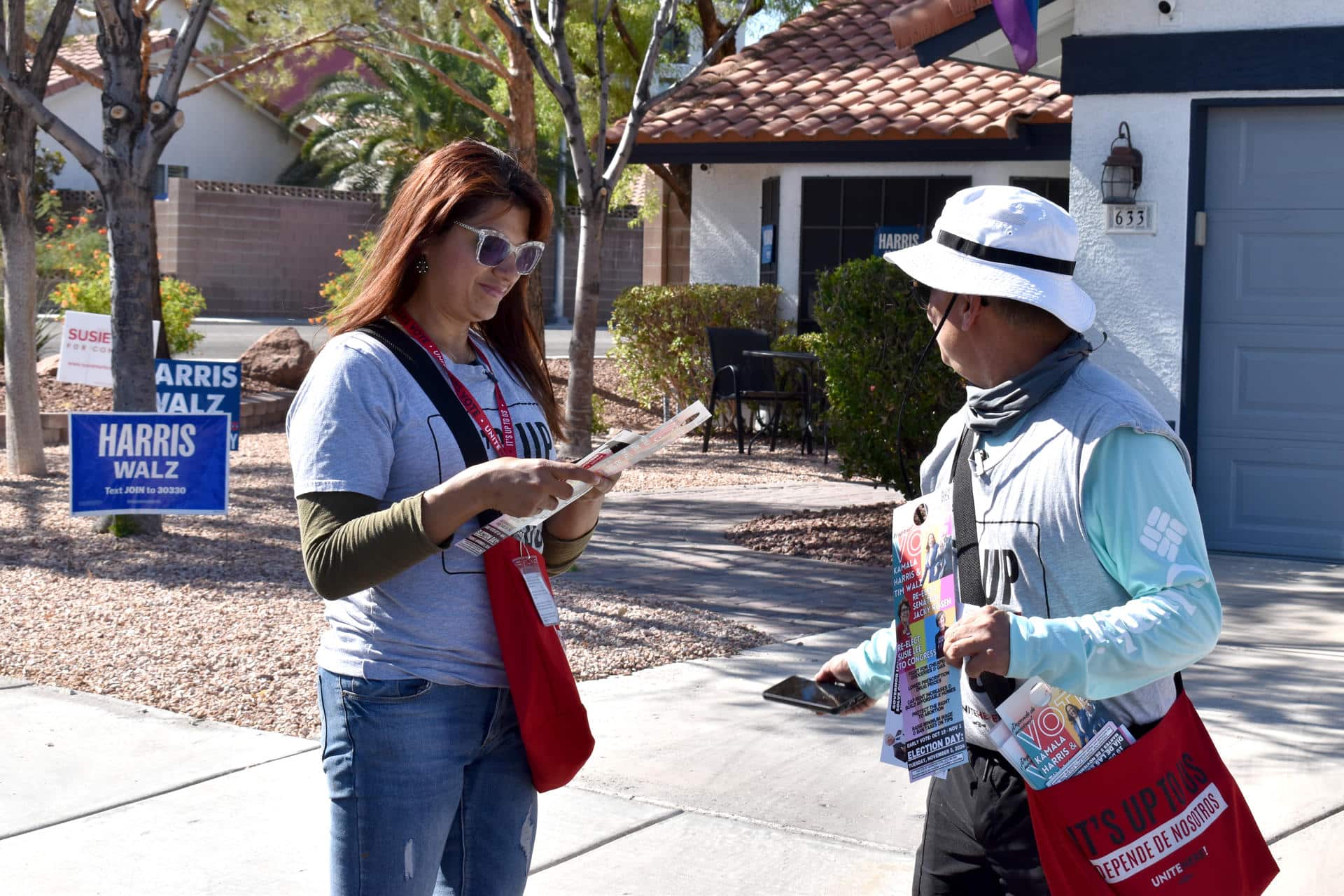 Fotografía del 1 de octubre de 2024 de George Escarero y Perla Puente, miembros de la Unión de Trabajadores Culinarios de Las Vegas, recorriendo un barrio para impulsar el voto por la candidata demócrata Kamala Harris, en Las Vegas (Estados Unidos). EFE/ Mónica Rubalcava