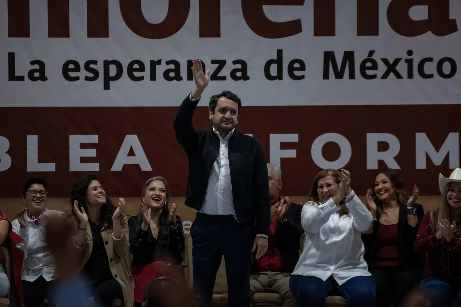 El secretario nacional de MORENA, Andrés Manuel López Beltrán saluda, durante una asamblea informativa con militantes, este domingo en Monterrey, en el estado de Nuevo León (México). EFE/Miguel Sierra