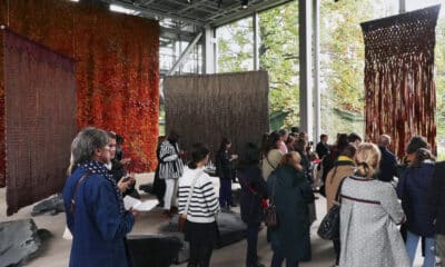 Visitantes asisten a la exposición de la colombiana Olga de Amaral, especialista del arte textil y desconocida para el gran público francés, en la sede de la Fundación Cartier en París. EFE/ Egar Sapiña Manchado