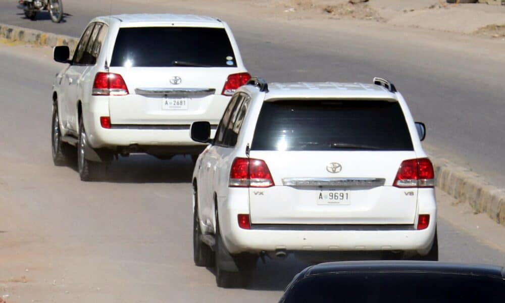 Bushra Bibi, ex primera dama y esposa del ex primer ministro encarcelado Imran Khan, sale en un convoy tras su liberación de la cárcel de Adiala tras obtener la libertad bajo fianza, el 24 de octubre de 2024. EFE/EPA/SOHAIL SHAHZAD