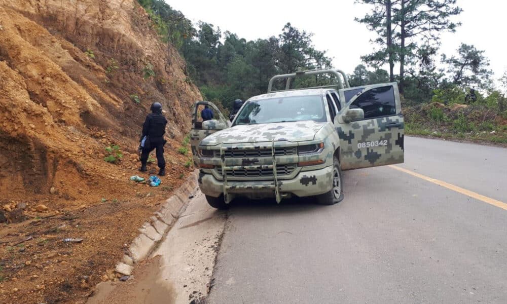 Imagen de archivo de policías Federales que resguardan un vehículo en el estado de Guerrero (México). EFE/STR