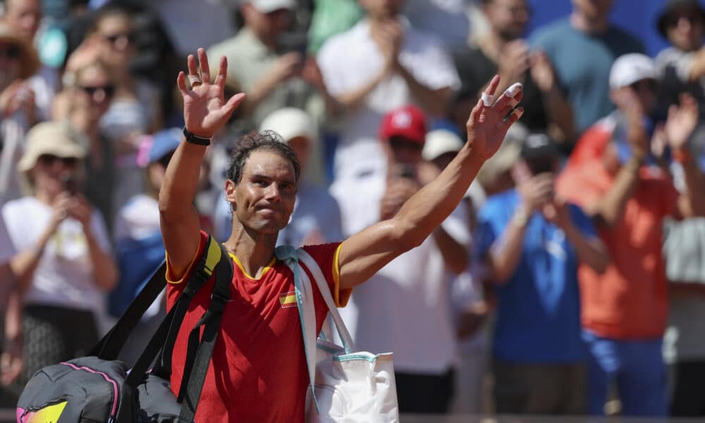 El tenista español Rafa Nadal se despide del público tras caer ante el serbio Novak Djokovic en el partido de los Juegos Olímpicos de París. EFE/ Juanjo Martín