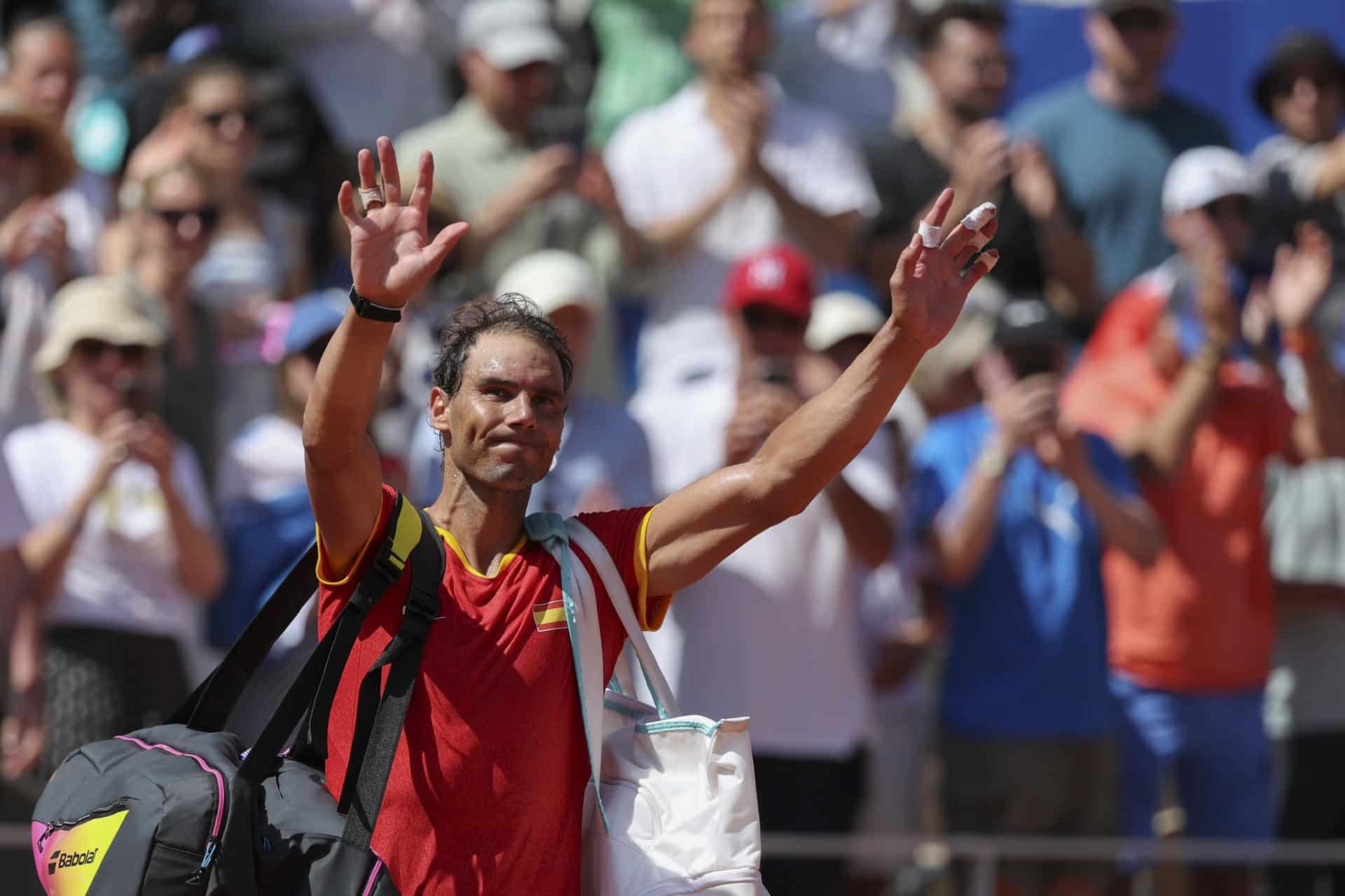 El tenista español Rafa Nadal se despide del público tras caer ante el serbio Novak Djokovic en el partido de los Juegos Olímpicos de París. EFE/ Juanjo Martín