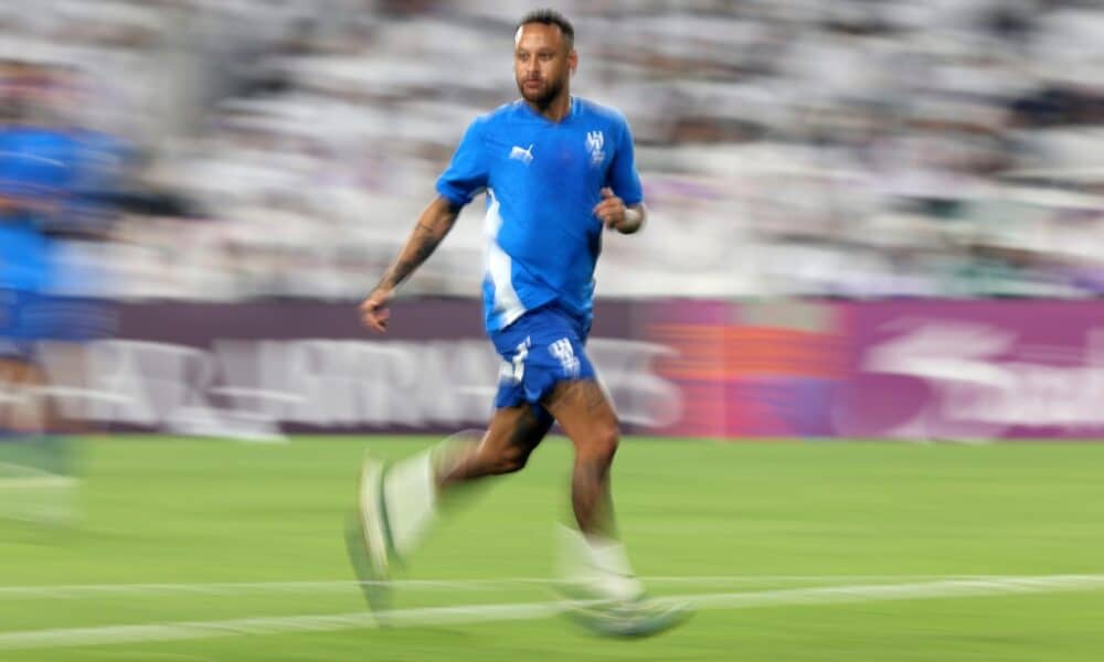 El jugador brasileño Neymar del Al-Hilal de Arabia Saudí calienta este lunes en Al Ain (EAU). EFE/ALI HAIDER