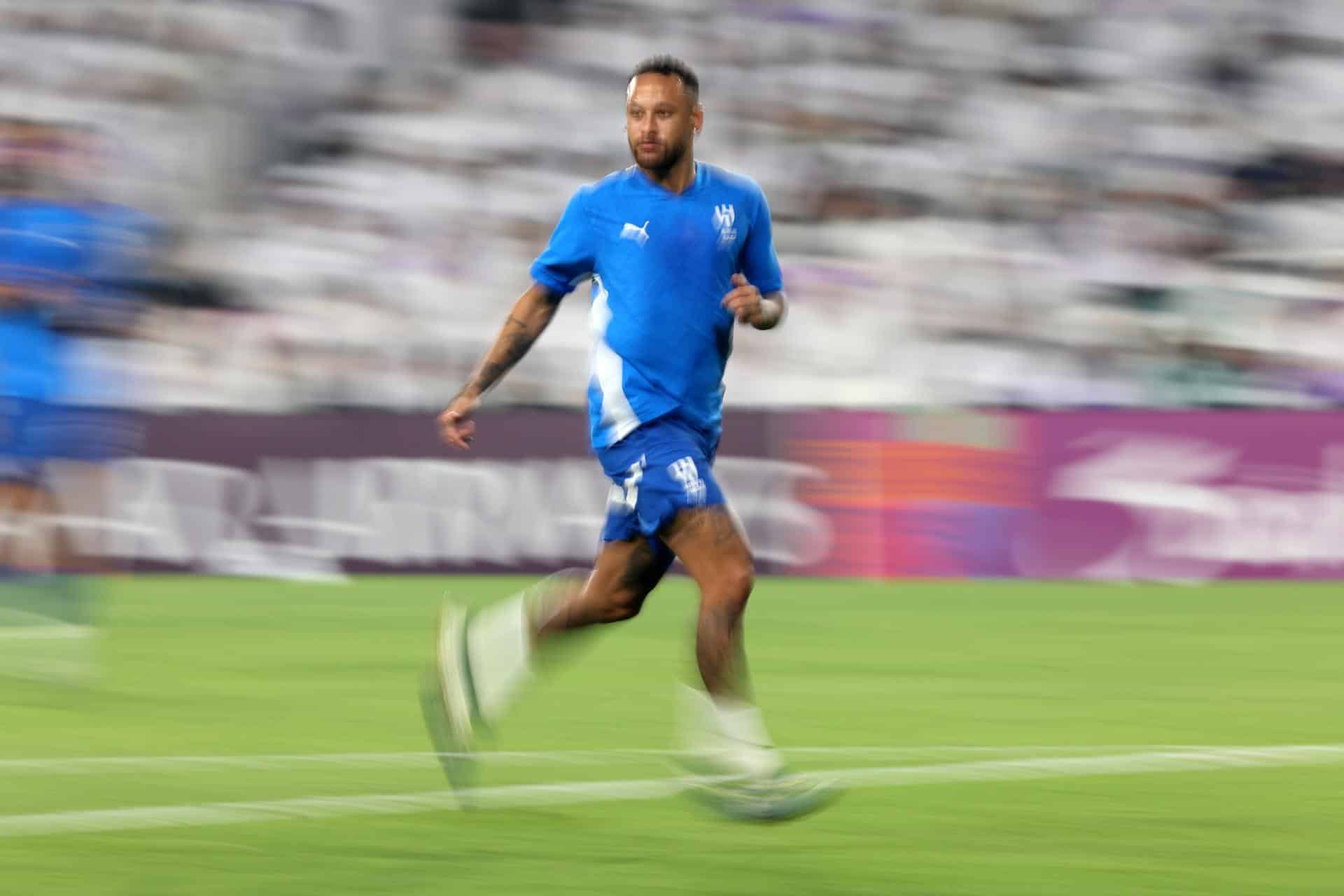 El jugador brasileño Neymar del Al-Hilal de Arabia Saudí calienta este lunes en Al Ain (EAU). EFE/ALI HAIDER