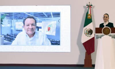 La presidenta de México Claudia Sheinbaum (d) y el gobernador de Yucatán, Joaquín Díaz Mena (pantalla) participan este martes durante una conferencia de prensa matutina en Palacio Nacional de la Ciudad de México (México). EFE/José Méndez