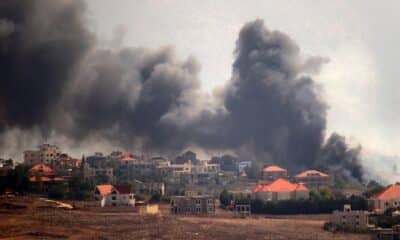 El humo se eleva tras un ataque aéreo israelí cerca de las aldeas de Khiam y Kfar Kila, visto desde Marjayoun, cerca de la frontera con Israel, en el sur del Líbano, este lunes. EFE/ Stringer