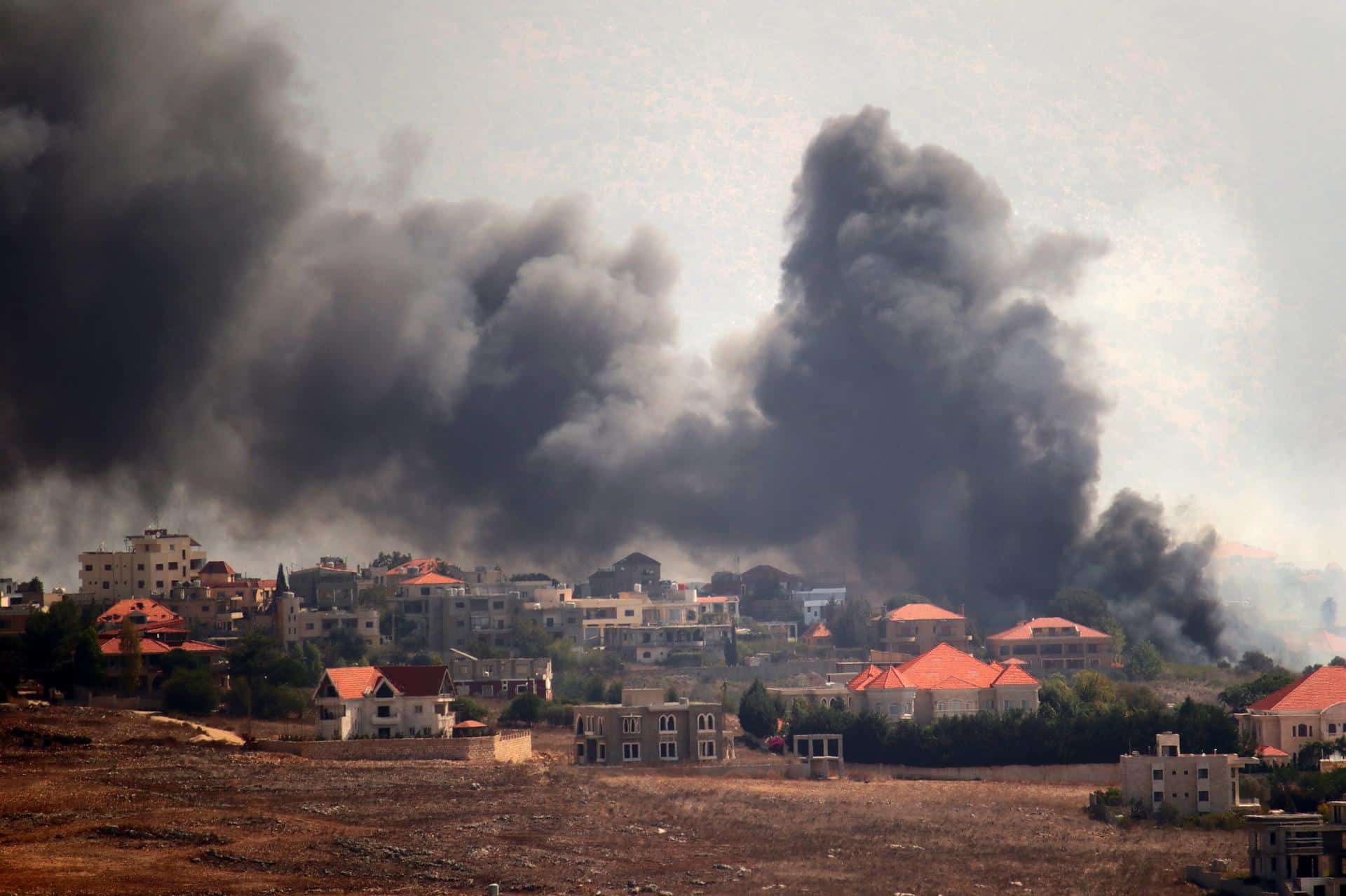 El humo se eleva tras un ataque aéreo israelí cerca de las aldeas de Khiam y Kfar Kila, visto desde Marjayoun, cerca de la frontera con Israel, en el sur del Líbano, este lunes. EFE/ Stringer