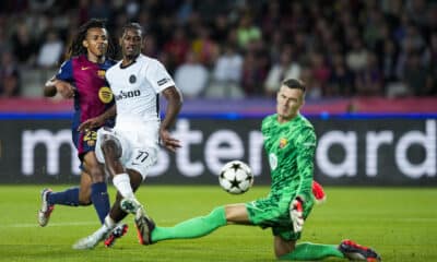 El centrocampista portugués del Young Boys, Joel Monteiro (c), tras rematar ante el guardameta del FC Barcelona, Iñaki Peña, durante el encuentro correspondiente a la segunda jornada de la Liga de Campeones que disputaron FC Barcelona y Young Boys en el Estadio Olímpico Lluis Companys, en Barcelona. EFE/Enric Fontcuberta.