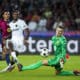 El centrocampista portugués del Young Boys, Joel Monteiro (c), tras rematar ante el guardameta del FC Barcelona, Iñaki Peña, durante el encuentro correspondiente a la segunda jornada de la Liga de Campeones que disputaron FC Barcelona y Young Boys en el Estadio Olímpico Lluis Companys, en Barcelona. EFE/Enric Fontcuberta.