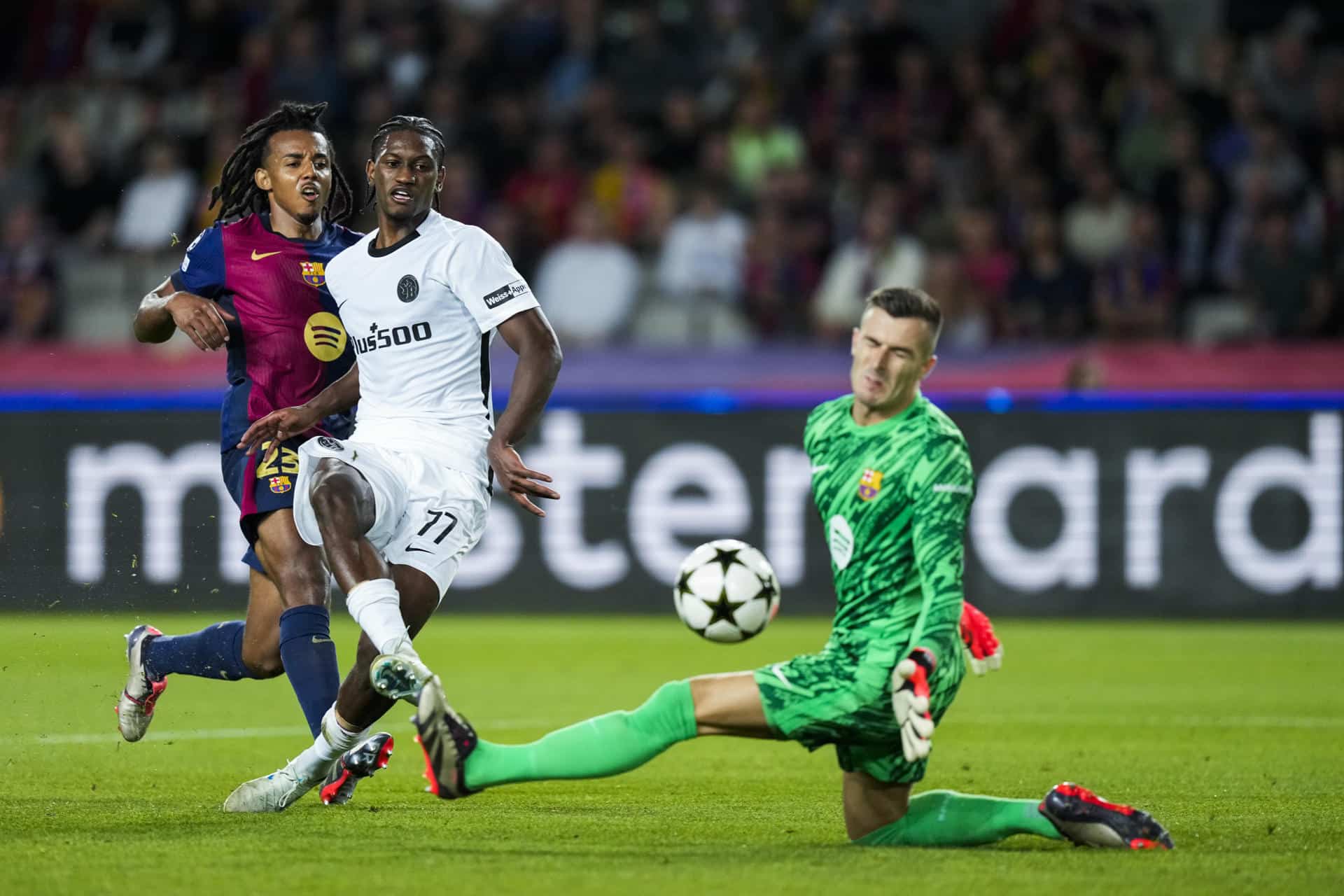 El centrocampista portugués del Young Boys, Joel Monteiro (c), tras rematar ante el guardameta del FC Barcelona, Iñaki Peña, durante el encuentro correspondiente a la segunda jornada de la Liga de Campeones que disputaron FC Barcelona y Young Boys en el Estadio Olímpico Lluis Companys, en Barcelona. EFE/Enric Fontcuberta.