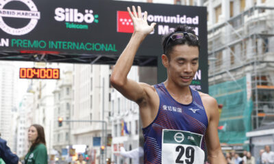 El marchador japonés Toshikazu Yamanishi celebra su victoria en el Gran Premio Internacional Madrid Marcha, del circuito World Athletics, en Madrid. EFE/ Zipi