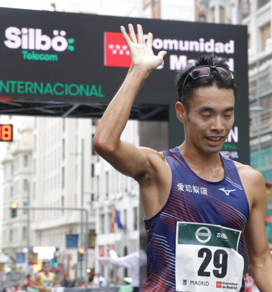 El marchador japonés Toshikazu Yamanishi celebra su victoria en el Gran Premio Internacional Madrid Marcha, del circuito World Athletics, en Madrid. EFE/ Zipi