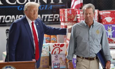 El expresidente estadounidense y candidato presidencial republicano Donald Trump comparte un momento con el gobernador de Georgia, Brian Kemp (R), en Evans, Georgia, EE.UU., el 4 de octubre de 2024. EFE/ERIK S. MENOR