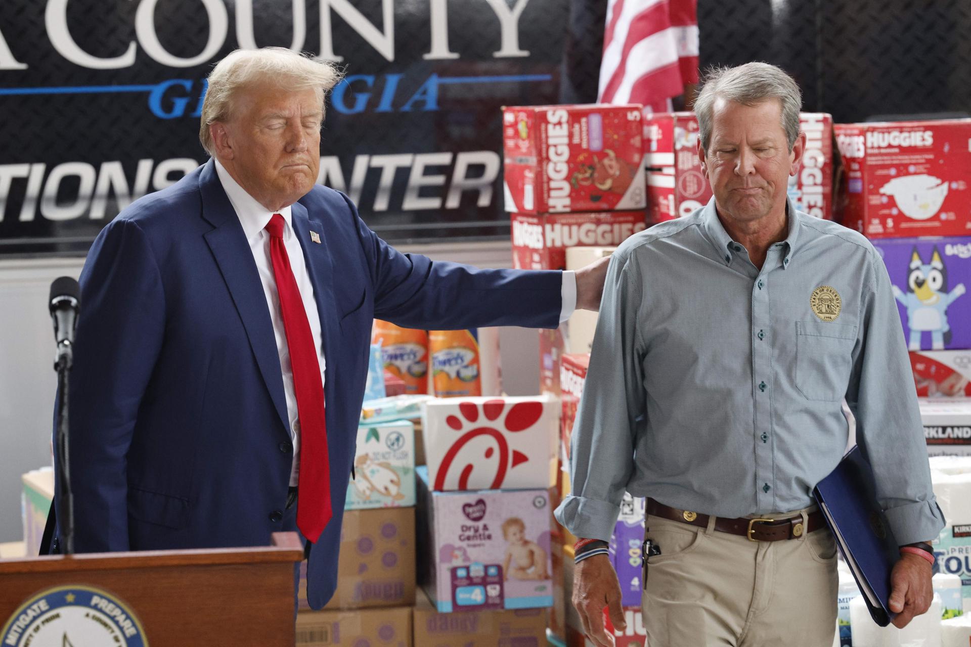 El expresidente estadounidense y candidato presidencial republicano Donald Trump comparte un momento con el gobernador de Georgia, Brian Kemp (R), en Evans, Georgia, EE.UU., el 4 de octubre de 2024. EFE/ERIK S. MENOR