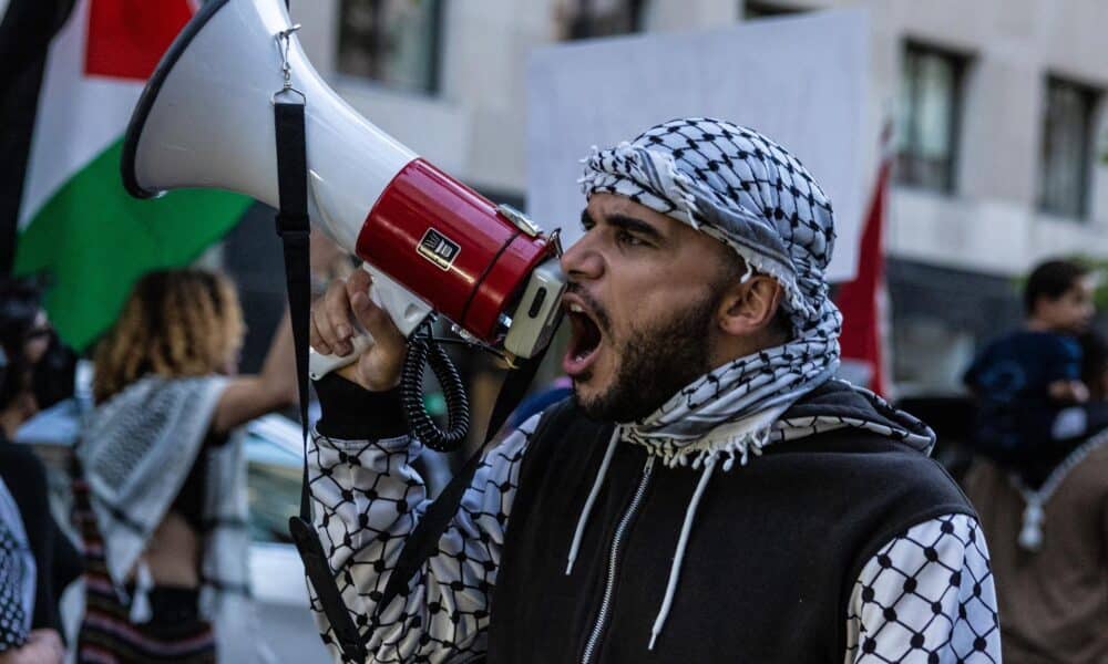 Manifestantes pro palestinos marchan por la calle luego de una manifestación en el Parque Lafayette, cerca de la Casa Blanca en Washington, DC, EE. UU., el 5 de octubre de 2024. EFE/EPA/Anna Roe Layden