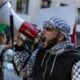 Manifestantes pro palestinos marchan por la calle luego de una manifestación en el Parque Lafayette, cerca de la Casa Blanca en Washington, DC, EE. UU., el 5 de octubre de 2024. EFE/EPA/Anna Roe Layden