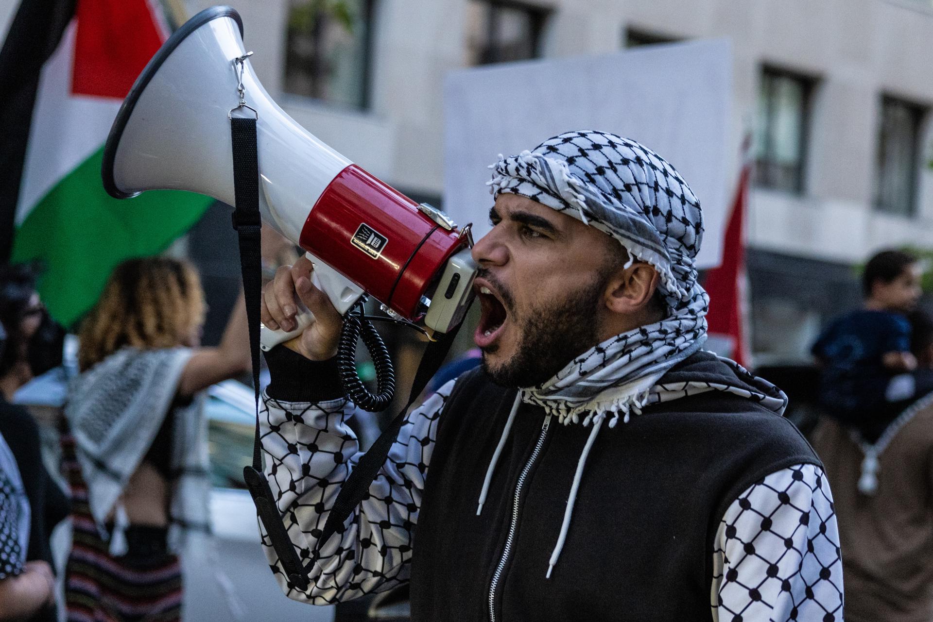 Manifestantes pro palestinos marchan por la calle luego de una manifestación en el Parque Lafayette, cerca de la Casa Blanca en Washington, DC, EE. UU., el 5 de octubre de 2024. EFE/EPA/Anna Roe Layden