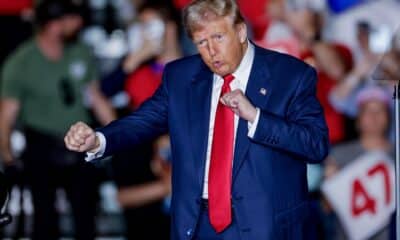 El candidato presidencial republicano, el expresidente Donald Trump (2017-2021), reacciona al concluir un mitin de campaña en el Greensboro Coliseum en Greensboro, Carolina del Norte, EE.UU., el 22 de octubre de 2024. EFE/ERIK S. MENOR