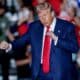 El candidato presidencial republicano, el expresidente Donald Trump (2017-2021), reacciona al concluir un mitin de campaña en el Greensboro Coliseum en Greensboro, Carolina del Norte, EE.UU., el 22 de octubre de 2024. EFE/ERIK S. MENOR