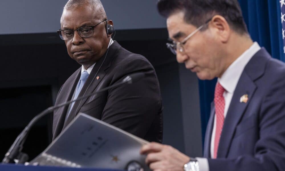 El secretario de Defensa de Estados Unidos, Lloyd Austin (i), observa mientras el ministro de Defensa de Corea del Sur, Kim Yong Hyun (d), pronuncia comentarios durante una conferencia de prensa conjunta en el Pentágono en Arlington, Virginia, EE. UU., el 30 de octubre de 2024.EFE/EPA/Shawn Thew