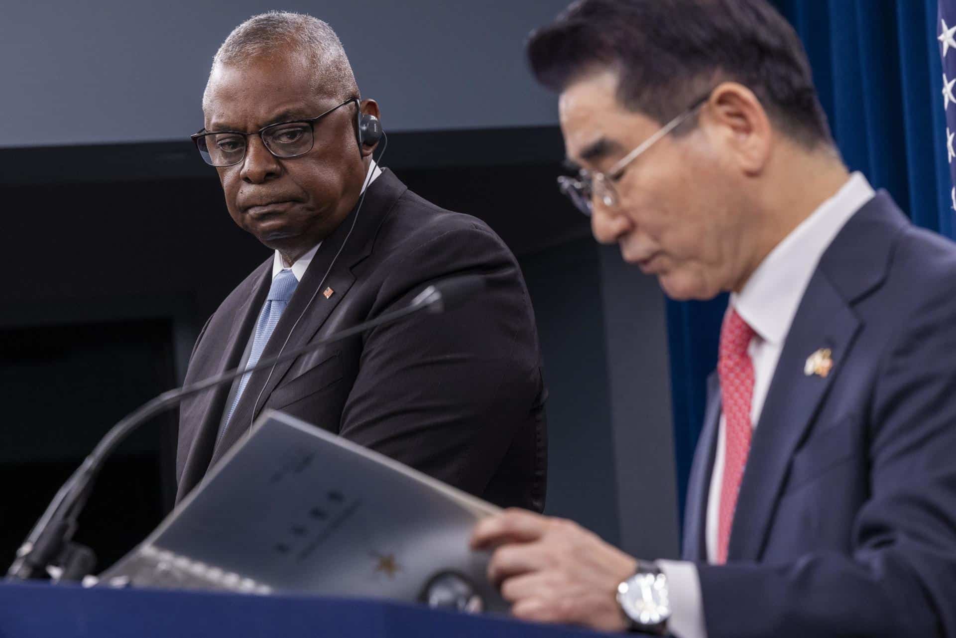 El secretario de Defensa de Estados Unidos, Lloyd Austin (i), observa mientras el ministro de Defensa de Corea del Sur, Kim Yong Hyun (d), pronuncia comentarios durante una conferencia de prensa conjunta en el Pentágono en Arlington, Virginia, EE. UU., el 30 de octubre de 2024.EFE/EPA/Shawn Thew