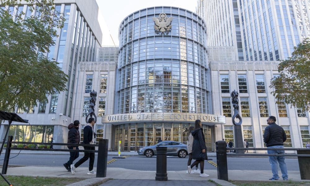 Personas caminan frente al Tribunal Federal de Brooklyn este viernes, en Nueva York (Estados Unidos). EFE/ Ángel Colmenares