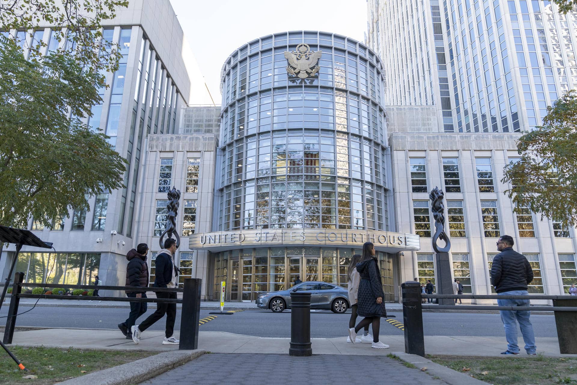 Personas caminan frente al Tribunal Federal de Brooklyn este viernes, en Nueva York (Estados Unidos). EFE/ Ángel Colmenares