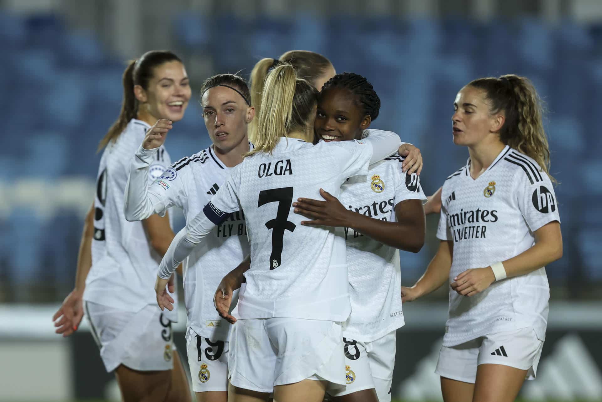 La delantera del Real Madrid Linda Caicedo (2d) celebra con sus compañeras tras marcar el 4-0 durante el partido entre Real Madrid y Celtic FC Women correspondiente al grupo B de la Liga de Campeones, este jueves en el Estadio Alfredo Di Stéfano de Madrid. EFE/ Kiko Huesca