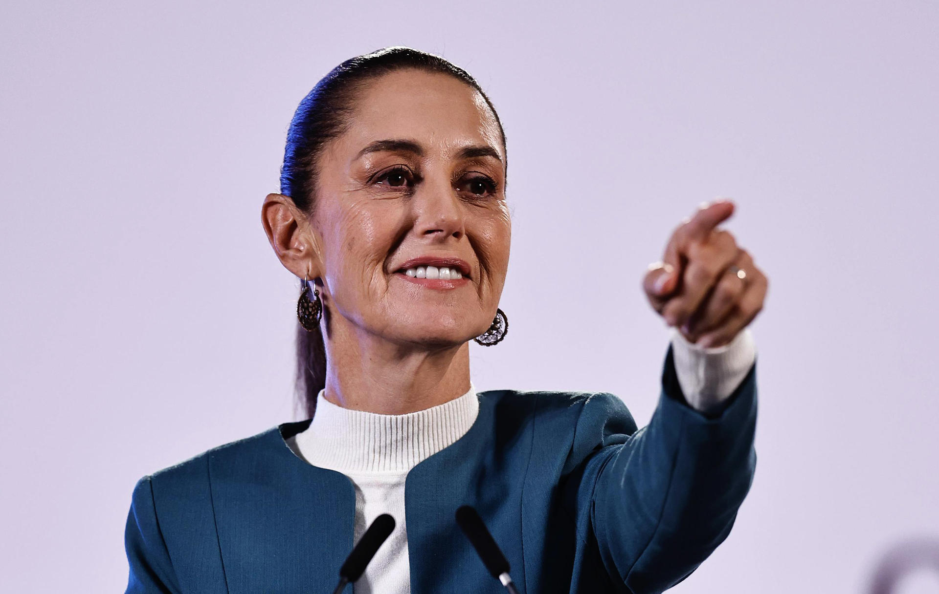 La Presidenta de México Claudia Sheinbaum, habla este jueves, durante una conferencia de prensa ofrecida en Palacio Nacional de la Ciudad de México (México). EFE/Sáshenka Gutiérrez