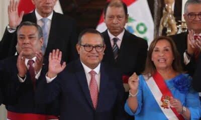 Fotografía de archivo del ex primer ministro de Perú, Alberto Otárola (c), junto a la presidenta Dina Boluarte (d), en el Palacio de Gobierno de Lima (Perú). EFE/ Paolo Aguilar