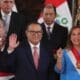 Fotografía de archivo del ex primer ministro de Perú, Alberto Otárola (c), junto a la presidenta Dina Boluarte (d), en el Palacio de Gobierno de Lima (Perú). EFE/ Paolo Aguilar