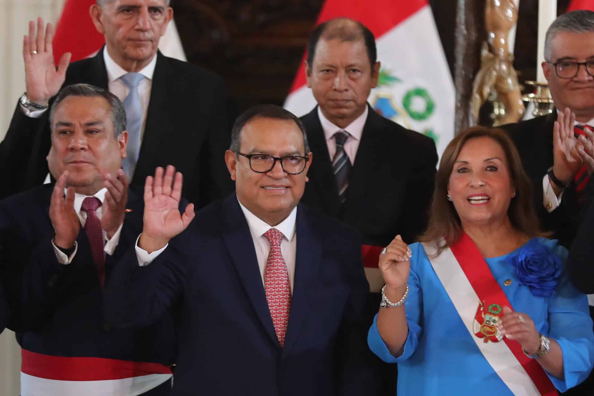 Fotografía de archivo del ex primer ministro de Perú, Alberto Otárola (c), junto a la presidenta Dina Boluarte (d), en el Palacio de Gobierno de Lima (Perú). EFE/ Paolo Aguilar