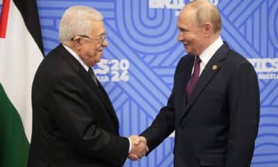 El presidente ruso, Vladimir Putin (derecha), da la bienvenida al presidente palestino, Mahmoud Abbas (izquierda), antes de su reunión al margen de la Cumbre BRICS en Kazán, Rusia, el 24 de octubre de 2024. La cumbre BRICS tendrá lugar del 22 al 24 de octubre. (Rusia) EFE/EPA/ALEXANDER ZEMLIANICHENKO / PISCINA