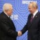 El presidente ruso, Vladimir Putin (derecha), da la bienvenida al presidente palestino, Mahmoud Abbas (izquierda), antes de su reunión al margen de la Cumbre BRICS en Kazán, Rusia, el 24 de octubre de 2024. La cumbre BRICS tendrá lugar del 22 al 24 de octubre. (Rusia) EFE/EPA/ALEXANDER ZEMLIANICHENKO / PISCINA