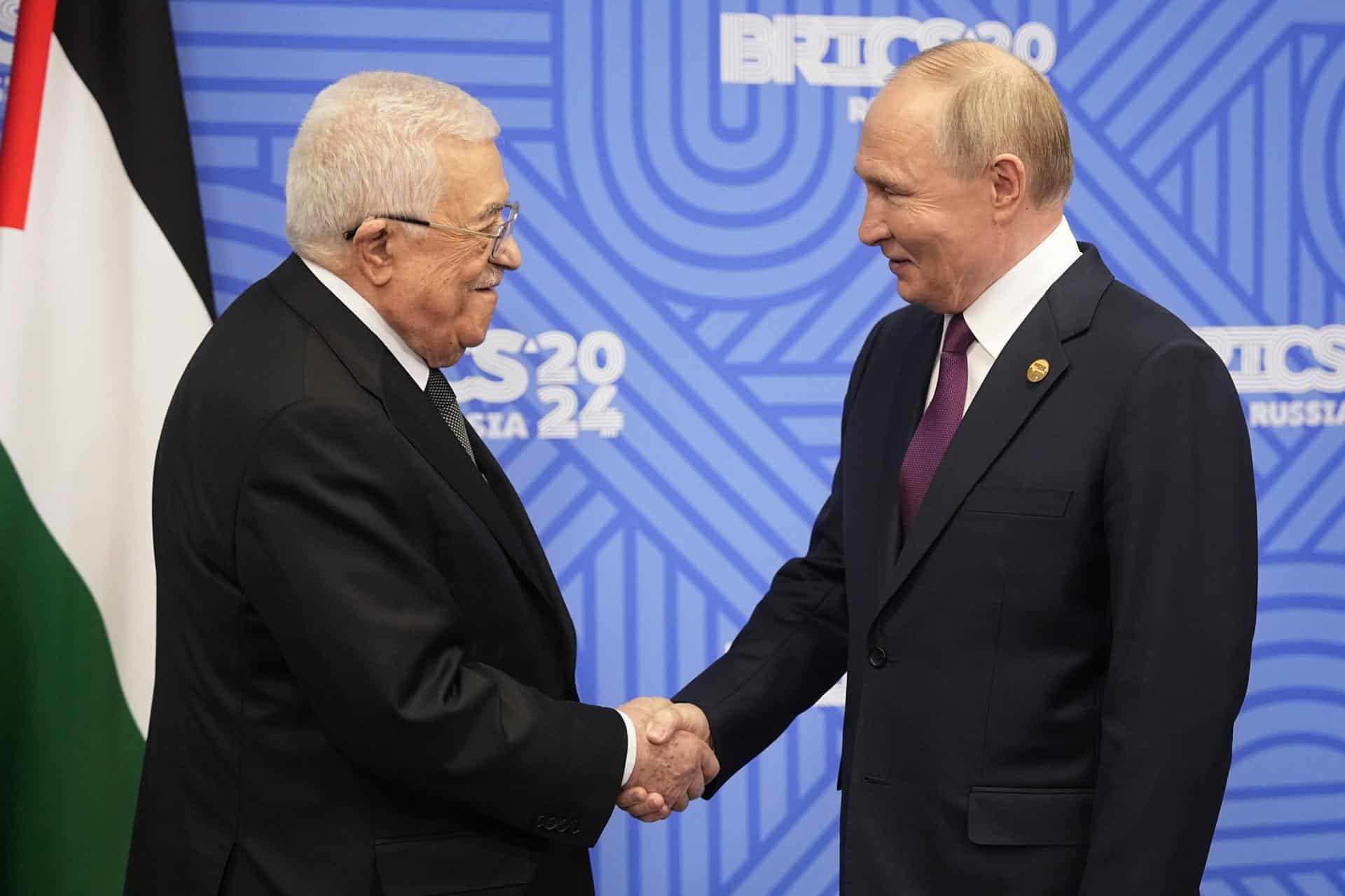 El presidente ruso, Vladimir Putin (derecha), da la bienvenida al presidente palestino, Mahmoud Abbas (izquierda), antes de su reunión al margen de la Cumbre BRICS en Kazán, Rusia, el 24 de octubre de 2024. La cumbre BRICS tendrá lugar del 22 al 24 de octubre. (Rusia) EFE/EPA/ALEXANDER ZEMLIANICHENKO / PISCINA